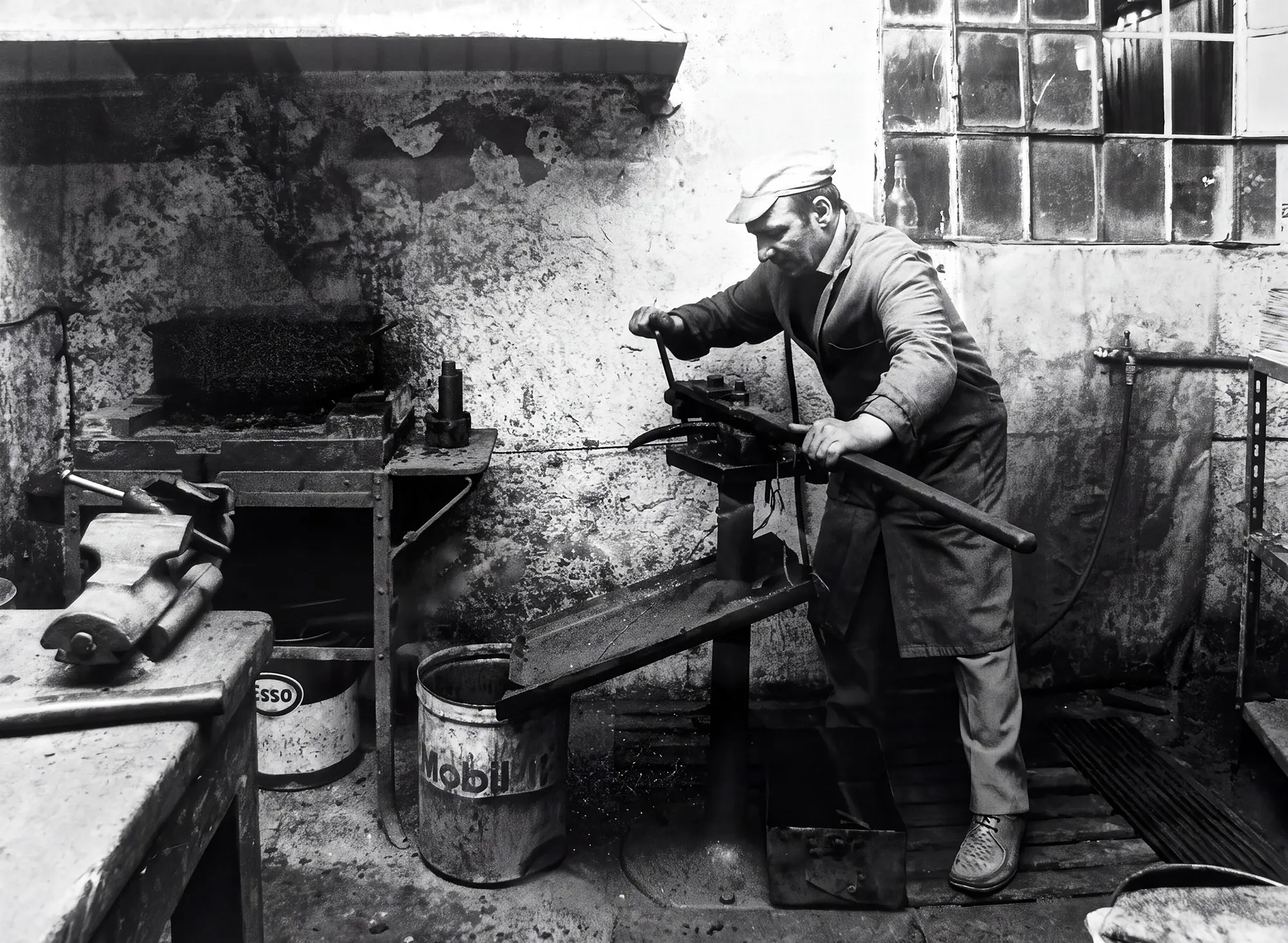 La vecchia bottega Macchi: artigiano al lavoro, foto storica