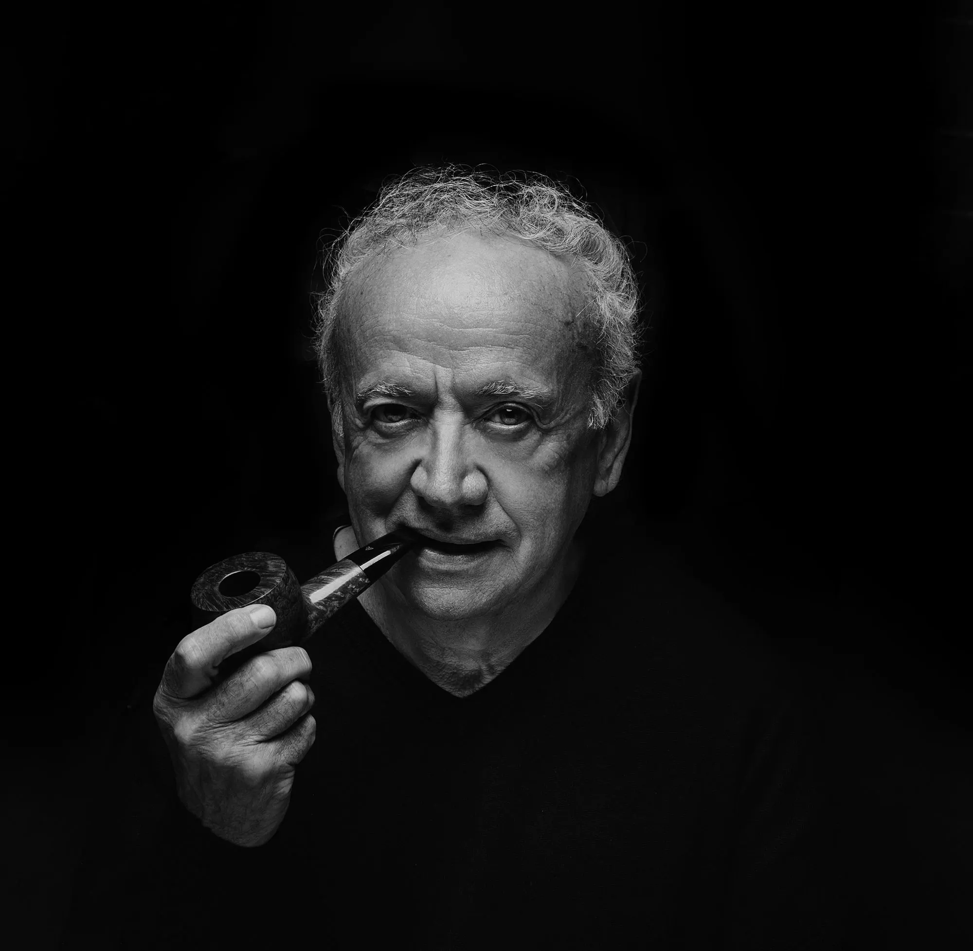 Ritratto di Franco Macchi con la pipa