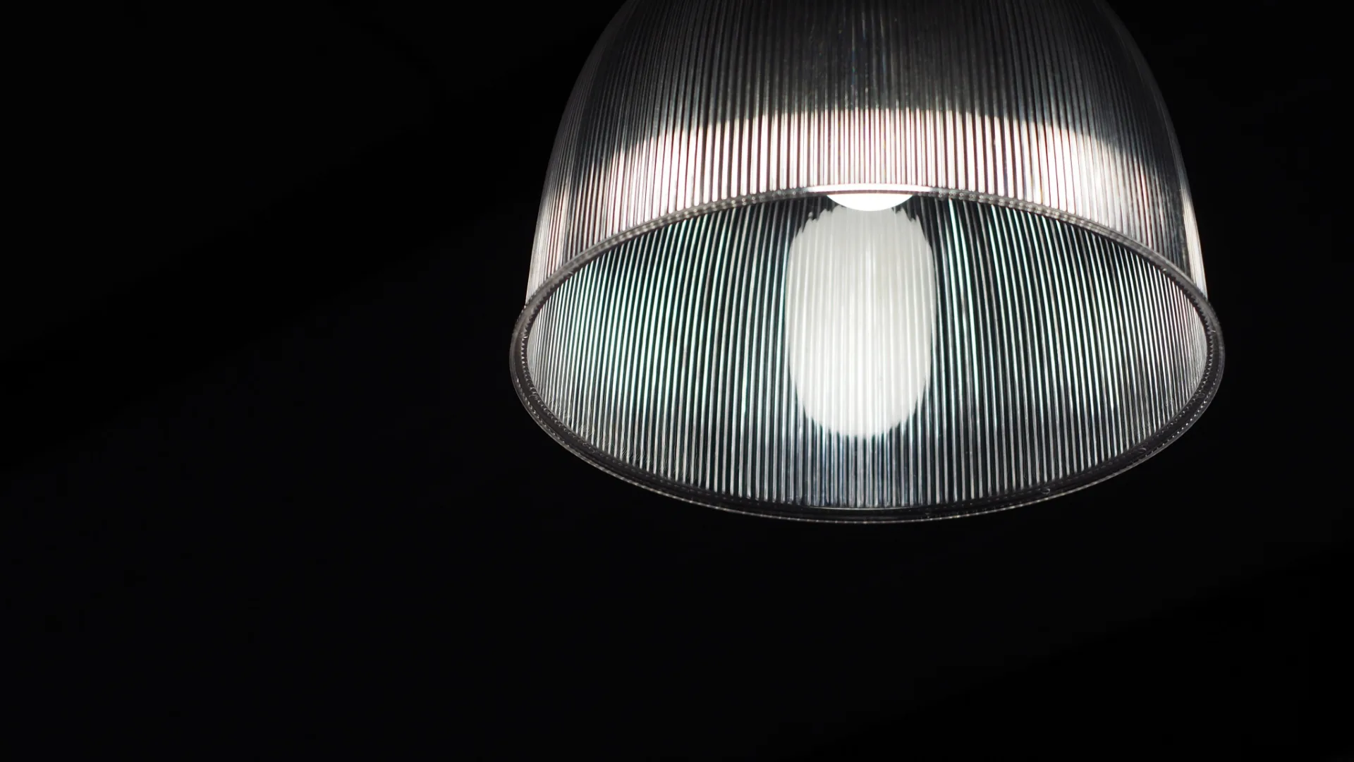 Lampada a sospensione con diffusore in metacrilato