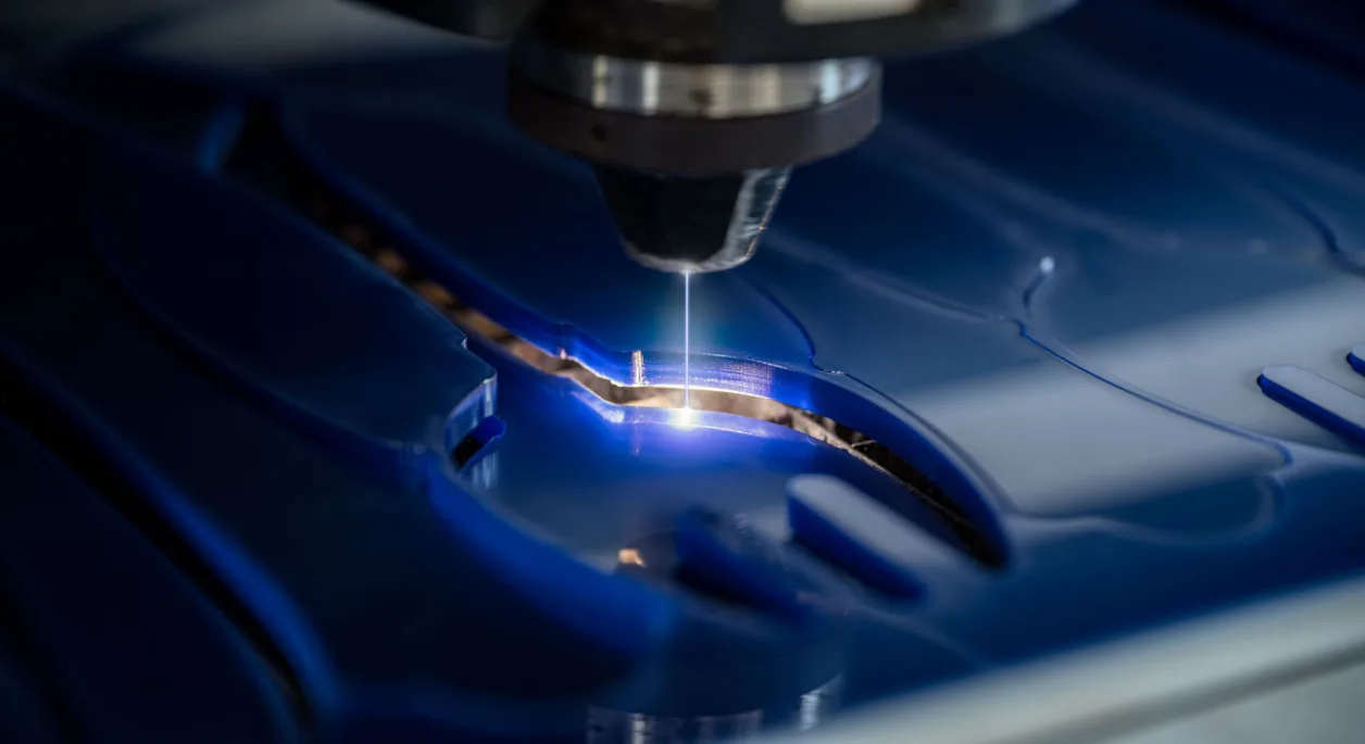 Taglio laser di una lastra di metacrilato