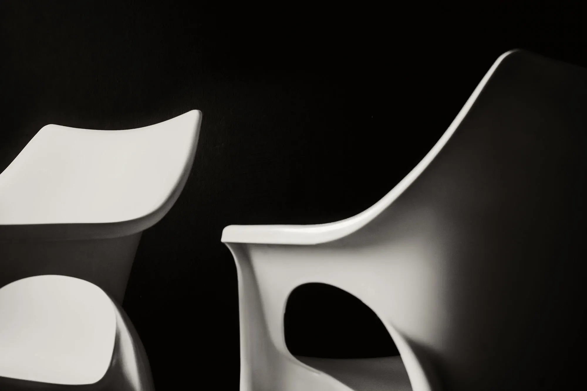 Acrylic for design and furnishing: white curved seats